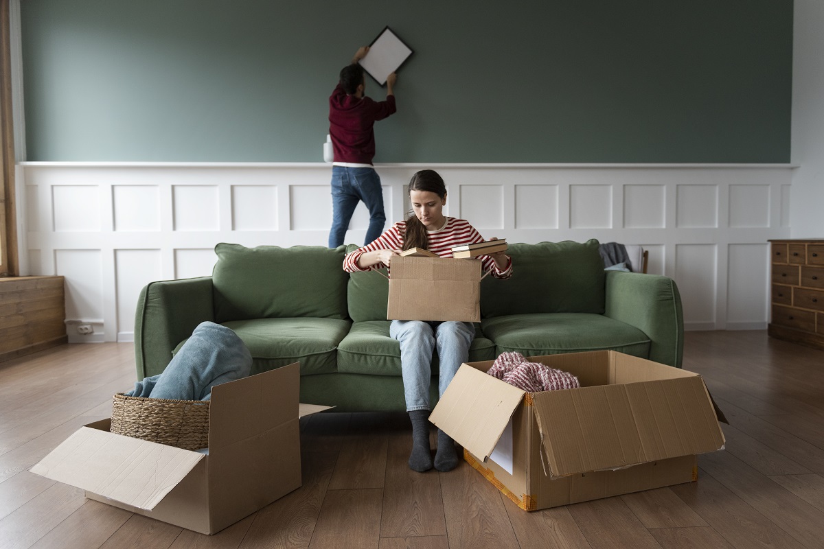 Jovem casal se mudando para uma nova casa Jovem casal se mudando para uma nova casa