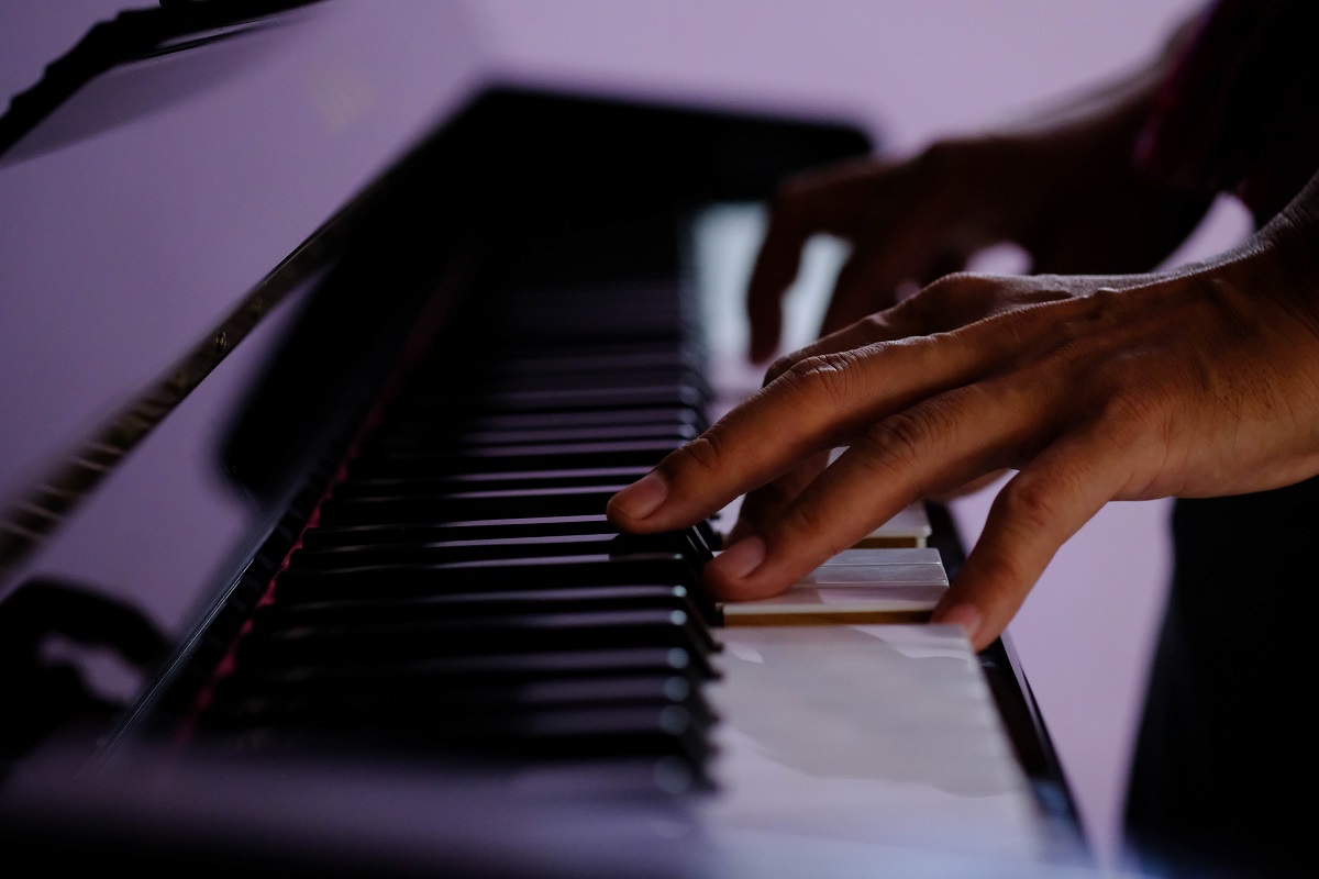 Mão tocando piano digital Mão tocando piano digital