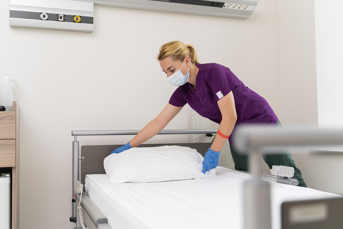 Roupa de cama para clínicas e hospitais: critérios essenciais na escolha 3 Enfermeira arrumando cama de hospital